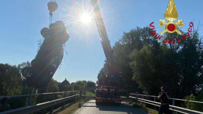 Auto in un canale: due morti e un disperso 