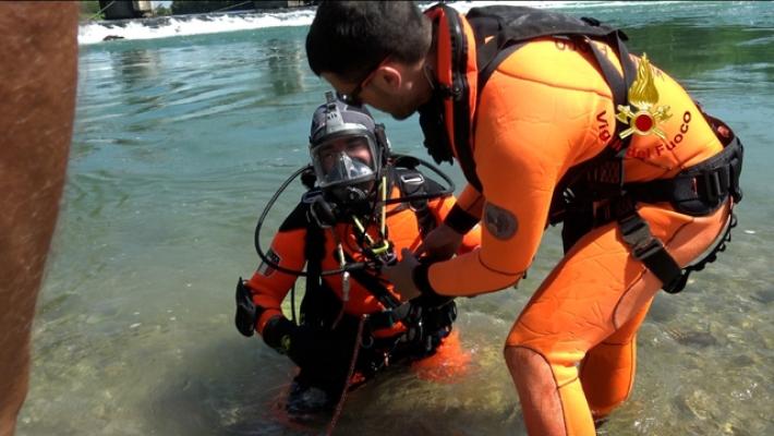 Si tuffa nel fiume Oglio e non riemerge: morto un 13enne nel Cremonese 