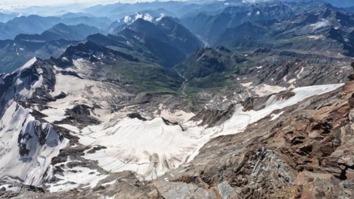  Caduta di gruppo da un cornicione di neve sul Castore (Monte Rosa): un alpinista morto, feriti altri tre