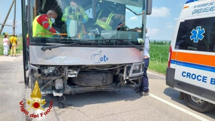 Autobus di linea esce di strada a Verona: muore una donna, 6 feriti all'ospedale