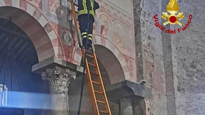 Un fulmine incendia una trave in una basilica di Pisa