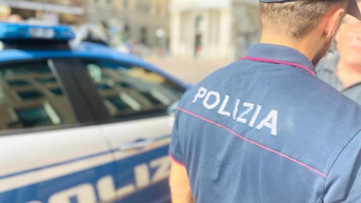 Vuole denunciare l'ex ma la mandano a casa, indagati agenti Ps