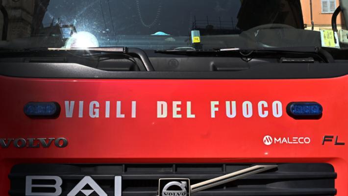 Schianto tra cinque mezzi pesanti, chiuso un tratto di A4