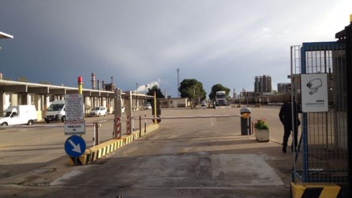 Incendio nel petrolchimico a Brindisi, Arpa avvia rilievi