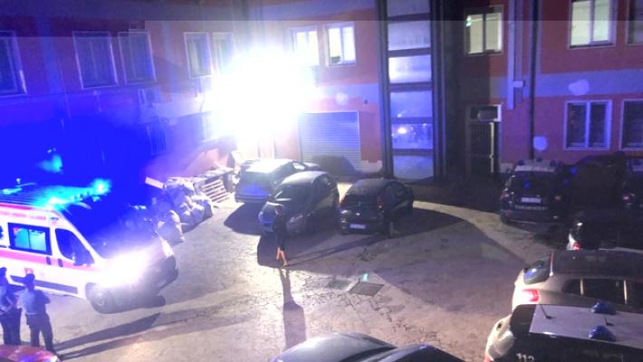 Dopo sentenza Internò stringe il braccio del marito