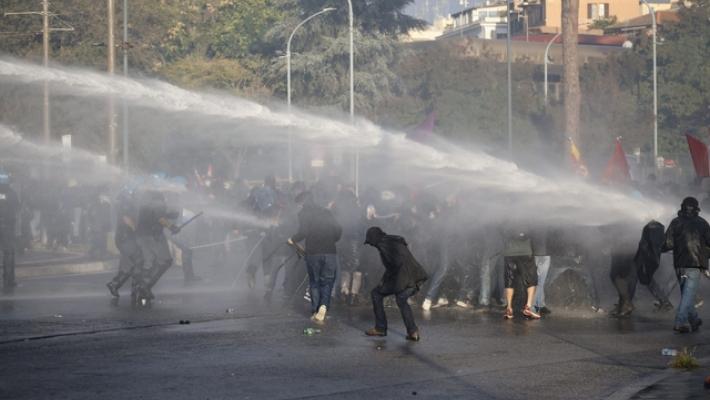Scontri durante il corteo a Roma, idranti in azione 