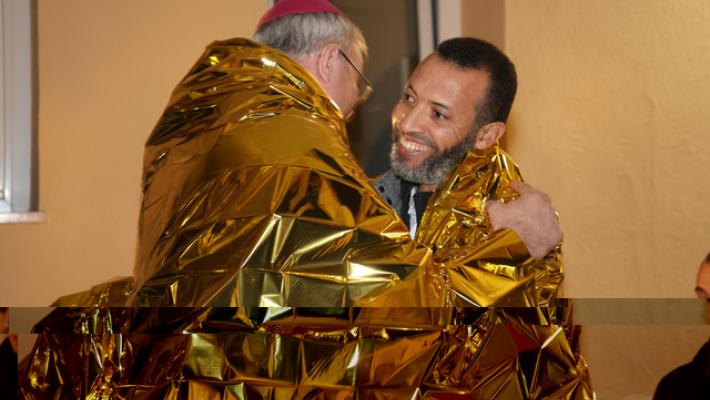 A Treviso vescovo e imam pregano per i migranti con telo termico