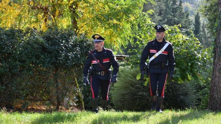 Trovati morti nel giardino di casa madre e figlio