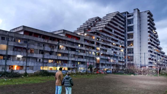 Crolla pezzo solaio, tre famiglie sgomberate da Vela Scampia