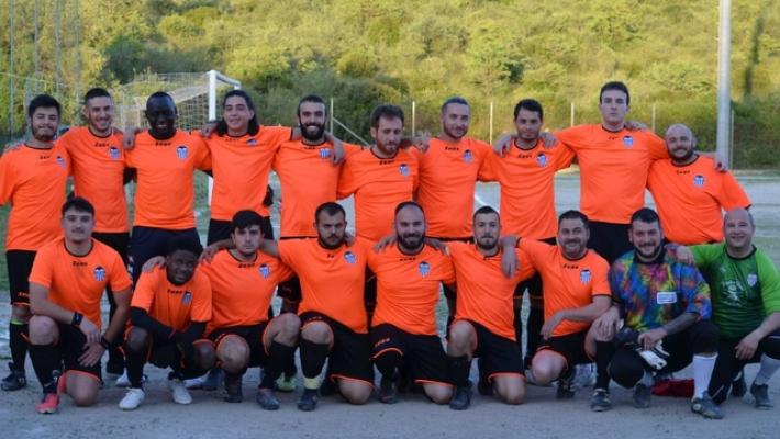 Cori razzisti contro giocatore, squadra non scende in campo