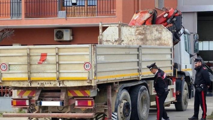 Operaio morto schiacciato, stava lavorando sotto il camion