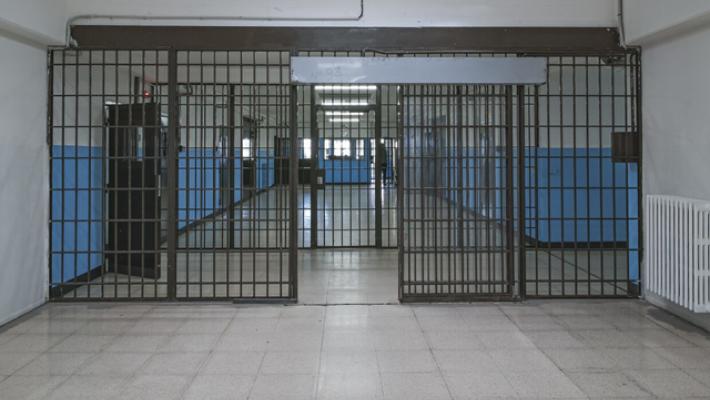 Nove telefonini e droga trovati nel carcere di Bologna