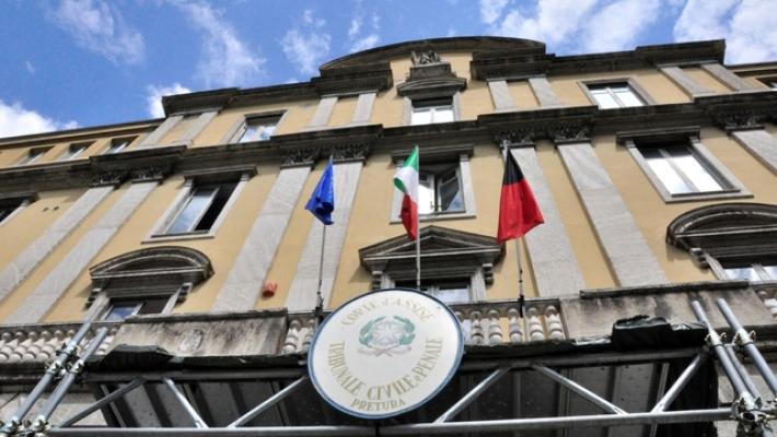 Rifiuta l'etilometro e oppone resistenza, primario arrestato