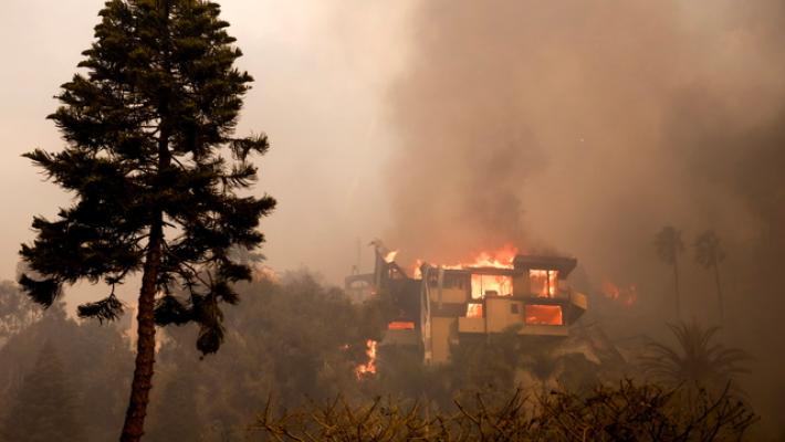 I principali incendi a Los Angeles ancora fuori controllo