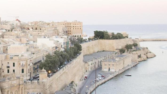 Precipita dal balcone di un hotel a Malta, grave 18enne sarda