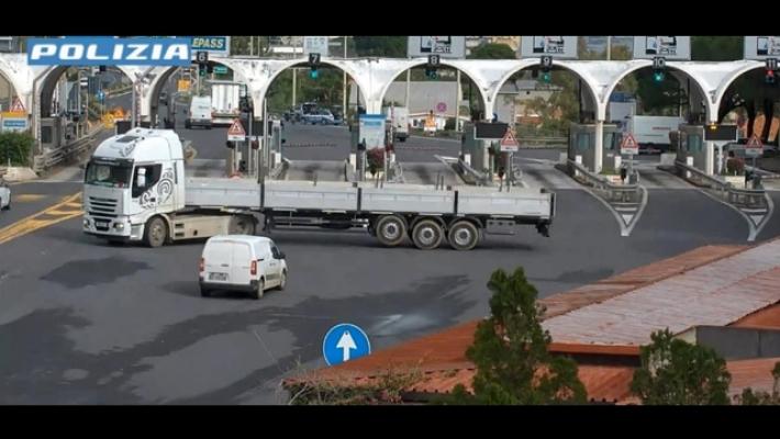 Vede un posto di blocco e cambia direzione, Tir contromano in autostrada a Messina inseguito fermato dalla polizia stradale