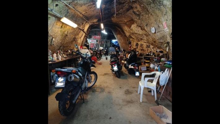 A Napoli rifugio antiaereo trasformato in officina meccanica