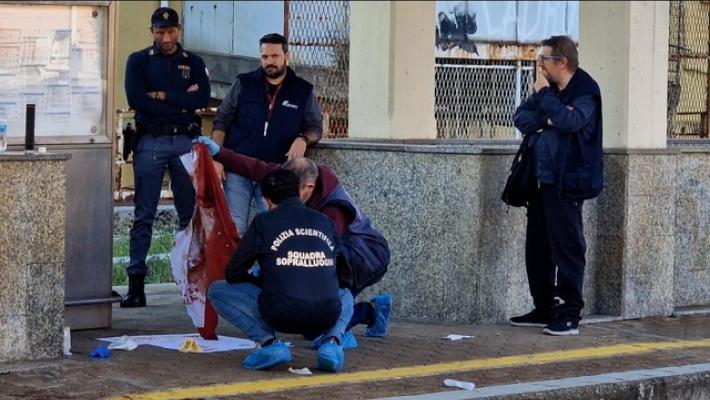 Capotreno accoltellato a Genova, aggressore patteggia tre anni