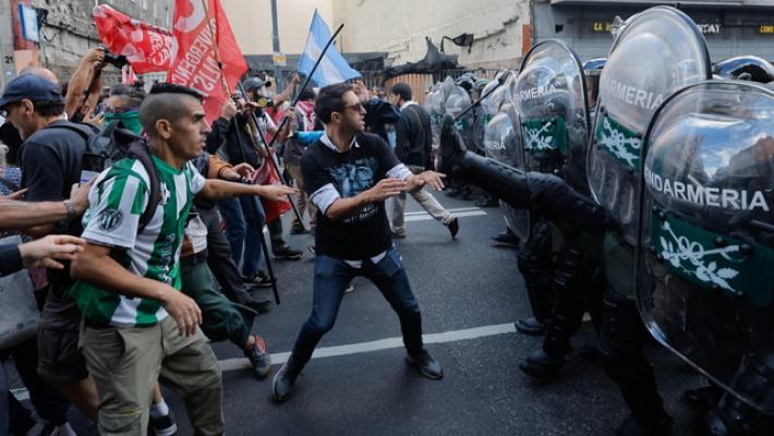 Argentina, la giustizia ordina la scarcerazione dei manifestanti