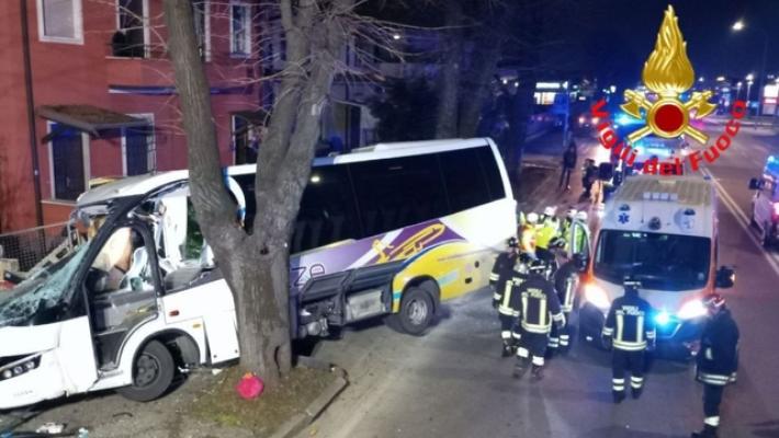 Autobus fuori strada a Brescia, un morto e due feriti gravi