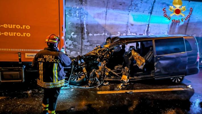 Incidente in galleria tra tir e auto sull'A32, un ferito grave