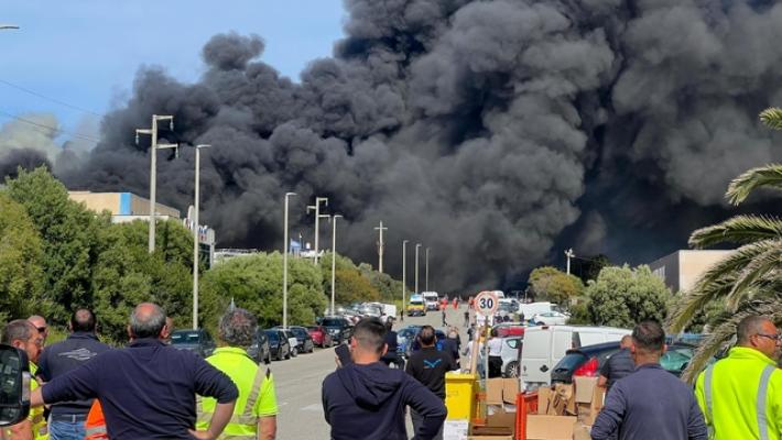 Incendio distrugge cantiere nautico a Olbia, un ferito