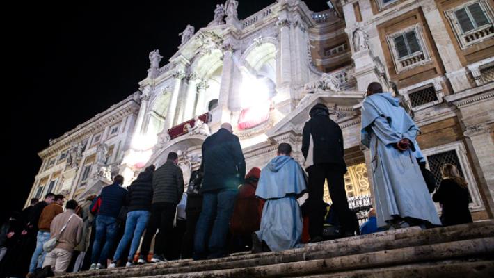 Tomba del Papa in marmo ligure,sola scritta 'Franciscus'