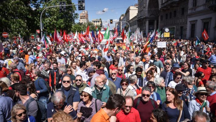 25 Aprile: corteo arriva in Duomo, decine di migliaia a Milano