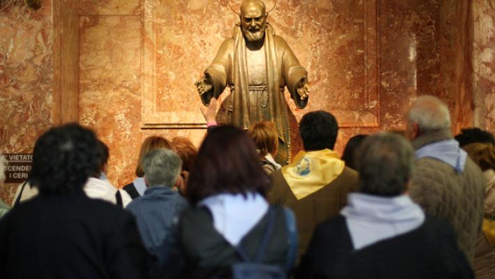 A San Giovanni Rotondo fiaccolata e Messa per Papa Francesco