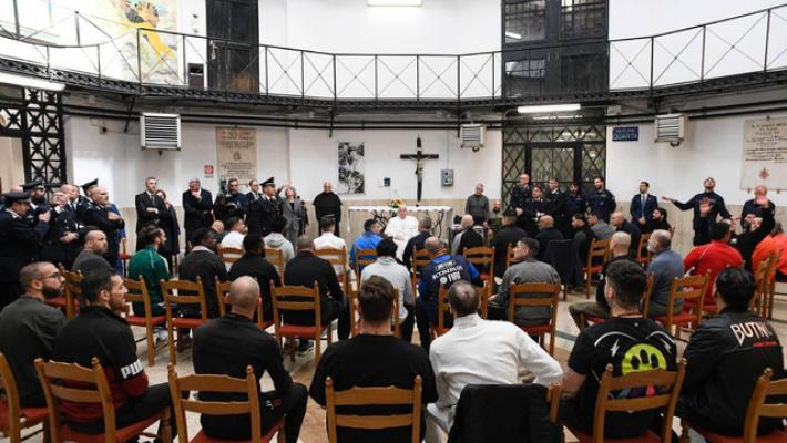 Nelle carceri detenuti seguono insieme i funerali del Papa