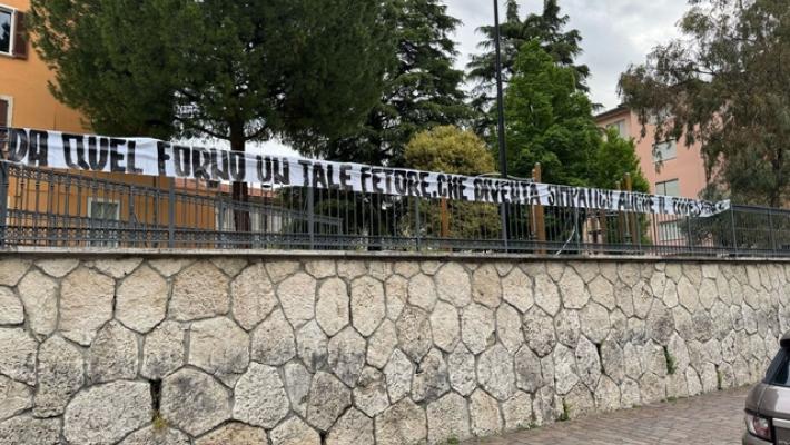 "Da quel forno un tale fetore...", nuovo striscione ad Ascoli