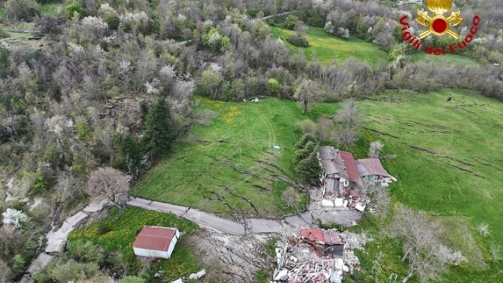 Grande frana nel Modenese, vigili del fuoco sorvolano coi droni