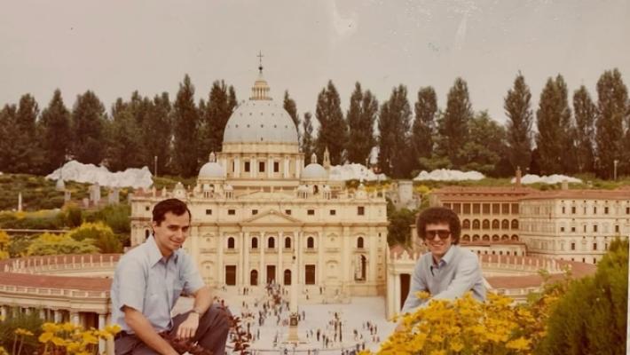 Spunta la foto di Prevost a Minitalia davanti a San Pietro: "Una premonizione"
