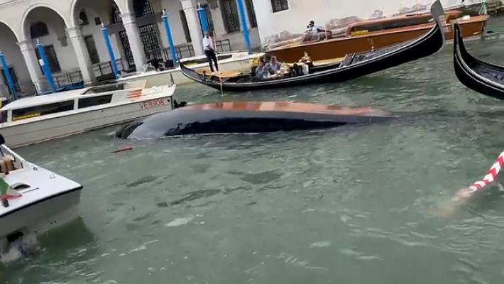 Turisti si sporgono per un selfie e fanno affondare una gondola sul Canal Grande 