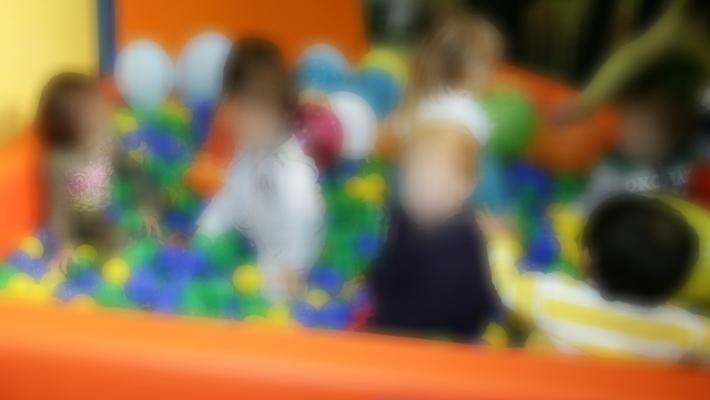 Offese, minacce e botte ai bimbi, interdetta maestra