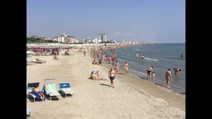 Travolta e uccisa da una ruspa in spiaggia a Pinarella di Cervia