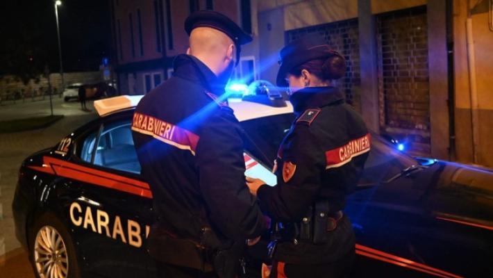 Moto contro palo dell'illuminazione, un morto e un ferito