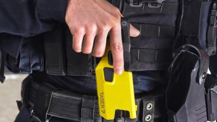 Giovane muore dopo uso del taser, nel pomeriggio l'autopsia
