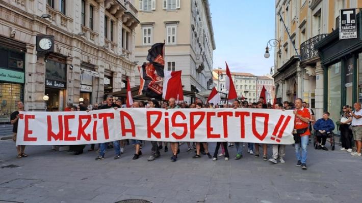 Tifosi Triestina manifestano contro rischio fallimento