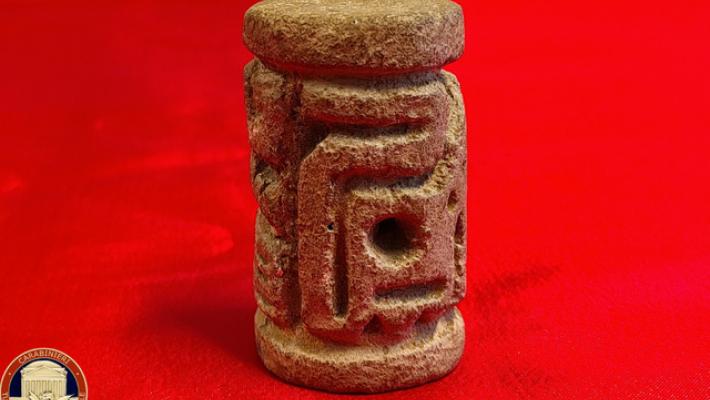 Timbro pre-colombiano restituito dai carabinieri all'Ecuador