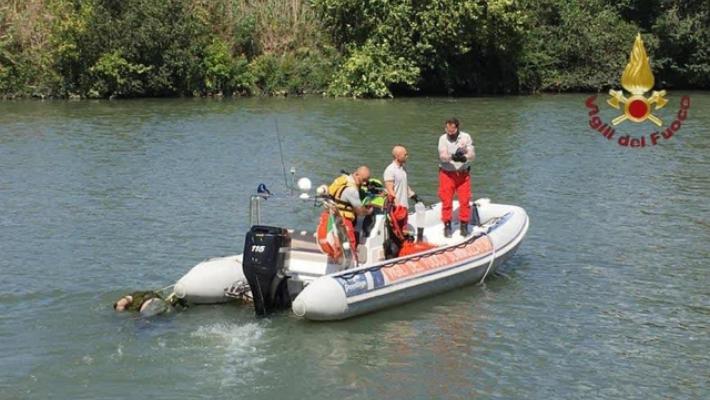 Barcolla sulla riva e cade nel Ticino, morto nel Milanese