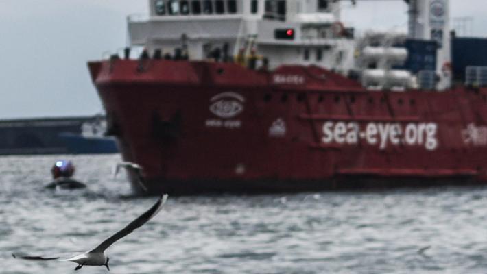 Sbarcati a Pozzallo i migranti a bordo della Sea Eye 5