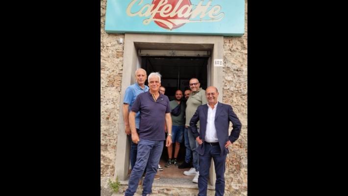 Riapre negozio dopo intimidazione, 'ripartiamo con dignità'