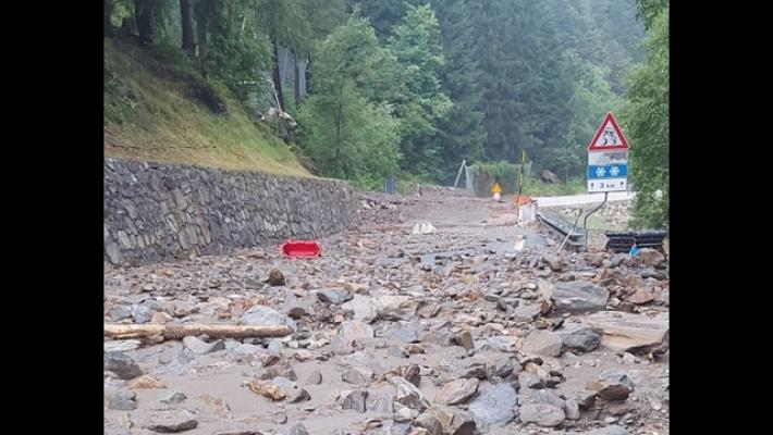 Frane sulla strada regionale di Cogne, paese isolato. Albergatore: "Stiamo avvisando ospiti e fornitori"