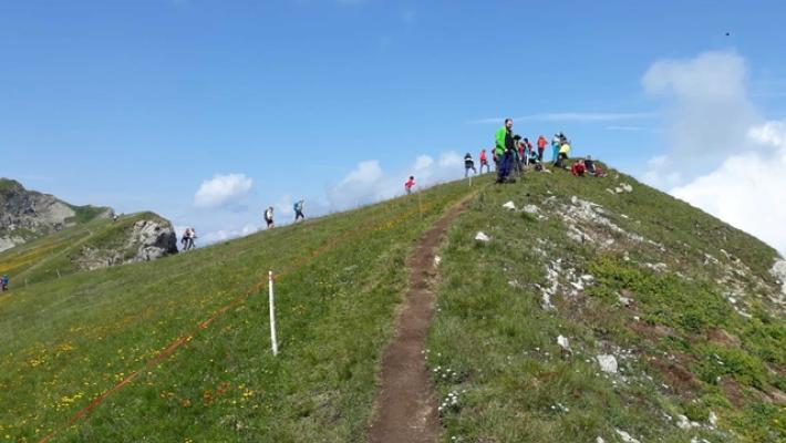 Tornello sul sentiero per protesta contro il turismo di massa