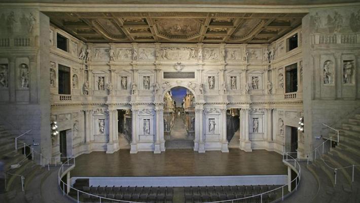 Turista cade dalla balaustra del Teatro Olimpico