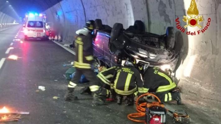 Si ribalta una vettura con 8 persone a bordo in A23: fra loro 5 bimbi 
