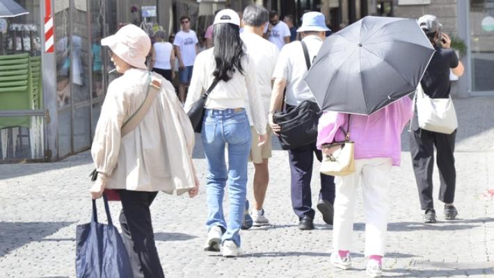 Weekend con il caldo in lieve calo e forti temporali