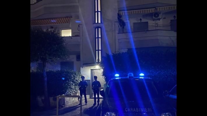 Ispettore di Polizia ucciso, bloccato il figlio 21enne della compagna. Violenza dopo una lite per la fuga di un pappagallo