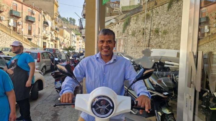 >ANSA-LA-STORIA/Gli rubano lo scooter, la città glielo ricompra